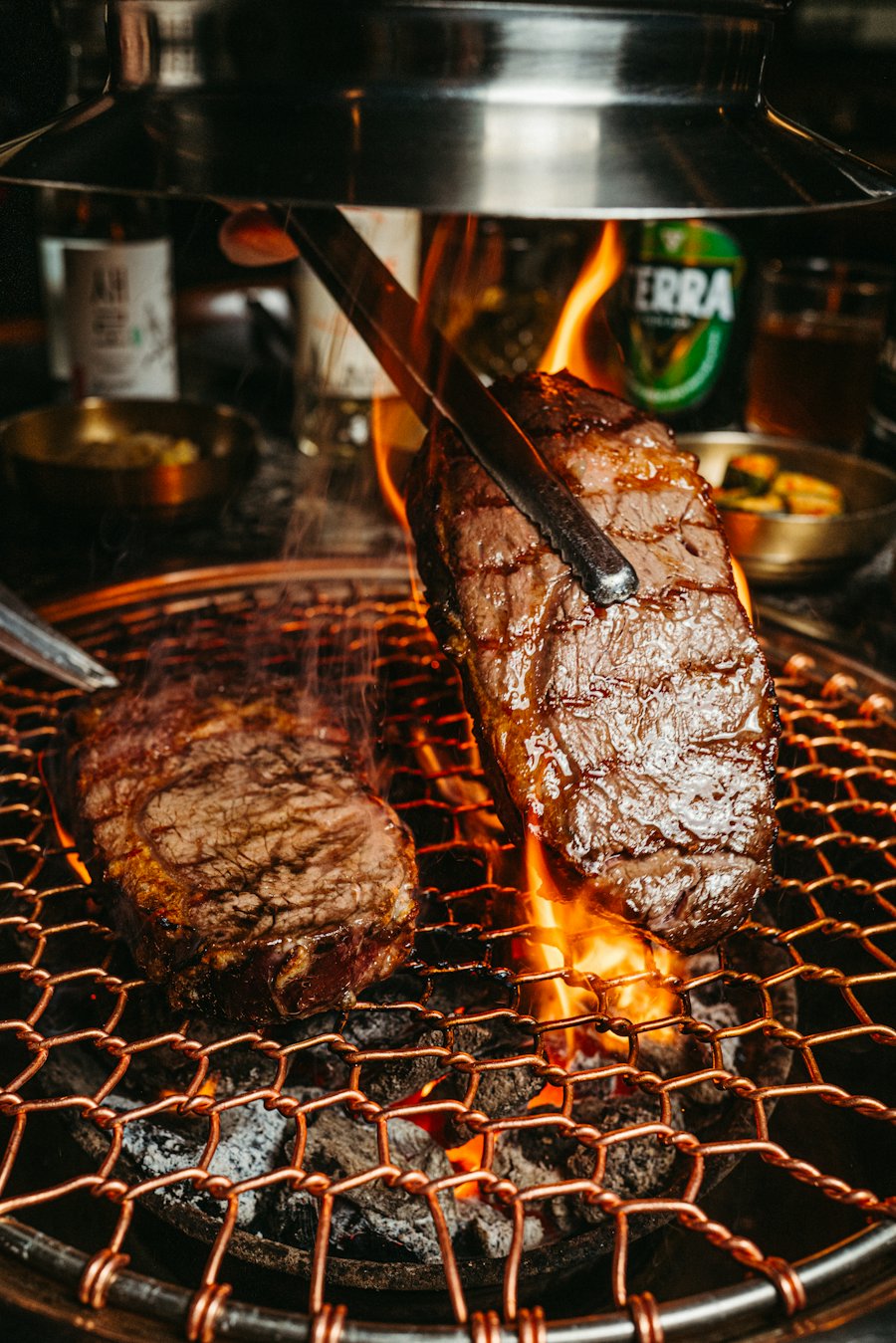 Vlees aan de tang boven de grill