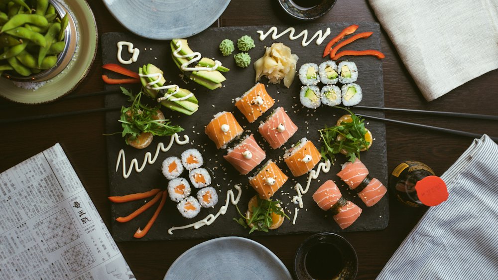 Sushi op een donkere ondergrond
