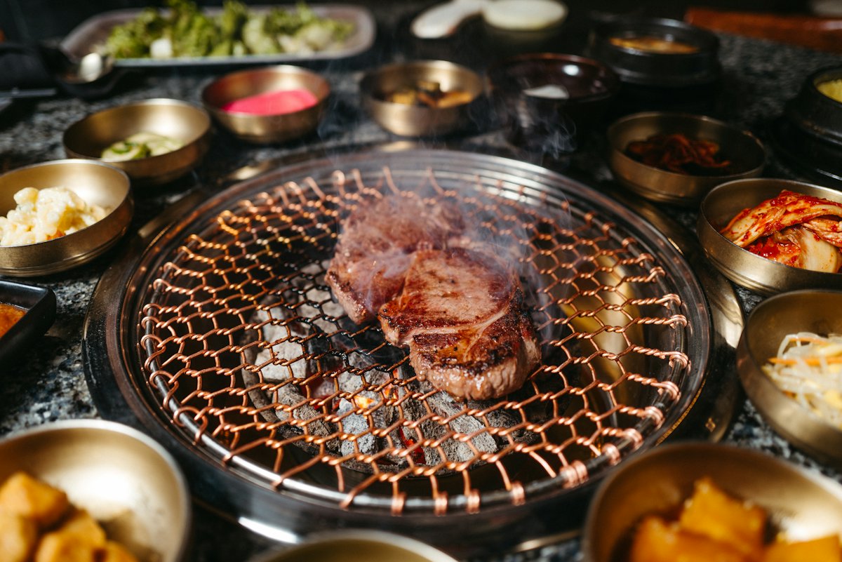 Ronde tafelgrill met vlees, van bovenaf